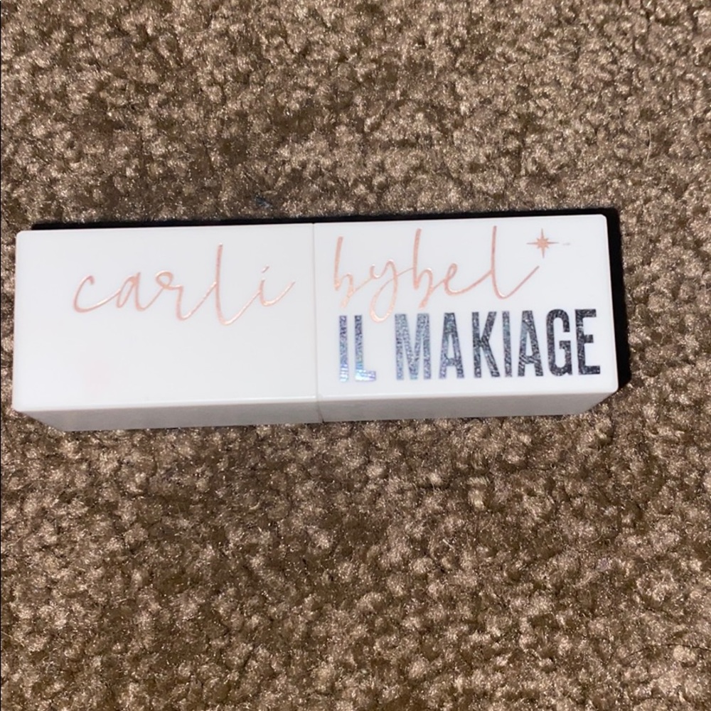 I am selling the carli bybelx il makiage lipstick!